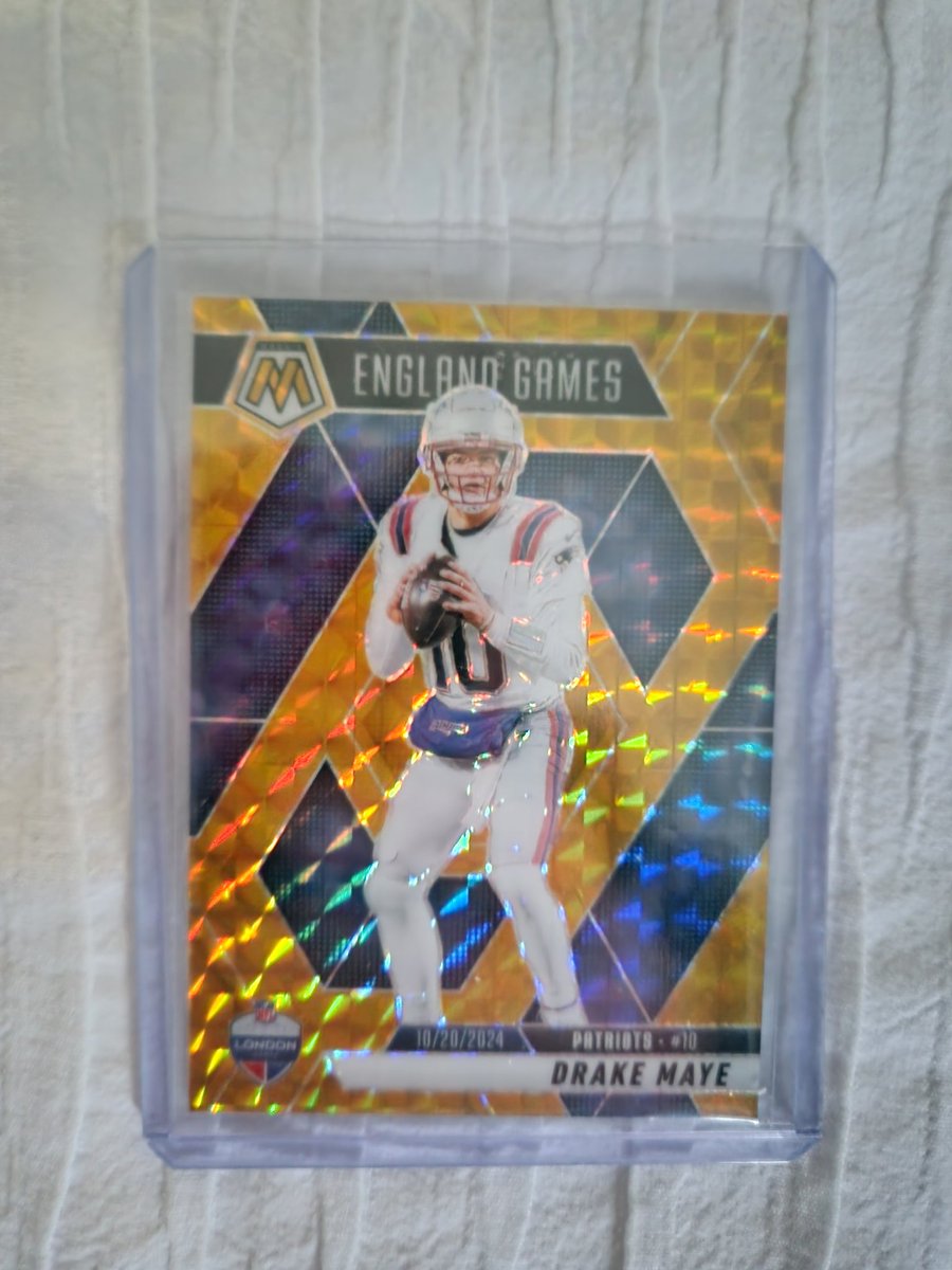 NFLRap's tweet image. Drake Maye England Game Card.

Only 10 made. This is number 10. Same as his jersey. Will be listing on my Ebay on Saturday.

Guess the listing price. The first person to get it right will get a pack of 20 opened from packs players and I'll make it star packed #NFLcards #NFL