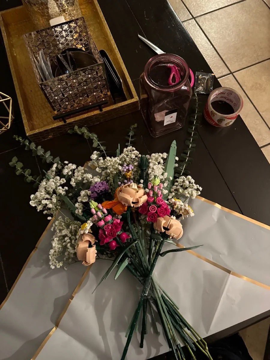 pamvonhadder's tweet photo. date idea: building a lego flowers bouquet https://t.co/qU9LQN18NH
