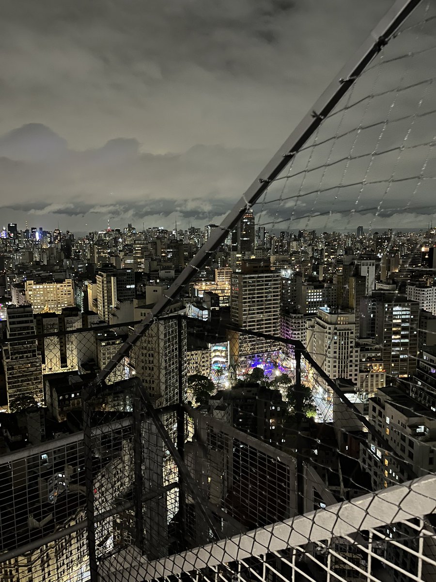 eusourena's tweet image. agr tem uma baladinha rooftop c acesso ao terraço pelas escadas de incendio externas (e acho q o terraço vai ter festa tbm) e apesar de ser muito bonito é tbm desesperador subir 💀