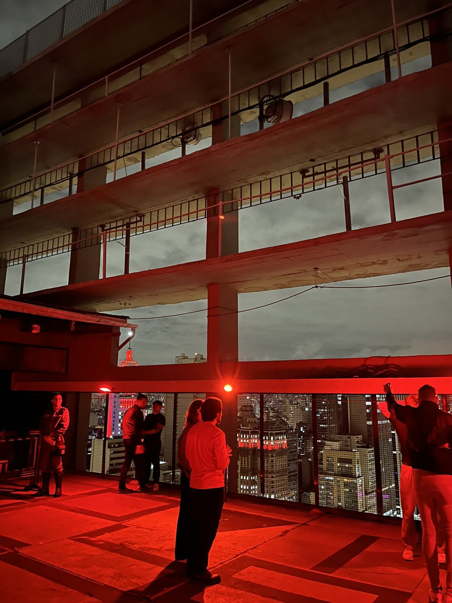 eusourena's tweet image. agr tem uma baladinha rooftop c acesso ao terraço pelas escadas de incendio externas (e acho q o terraço vai ter festa tbm) e apesar de ser muito bonito é tbm desesperador subir 💀
