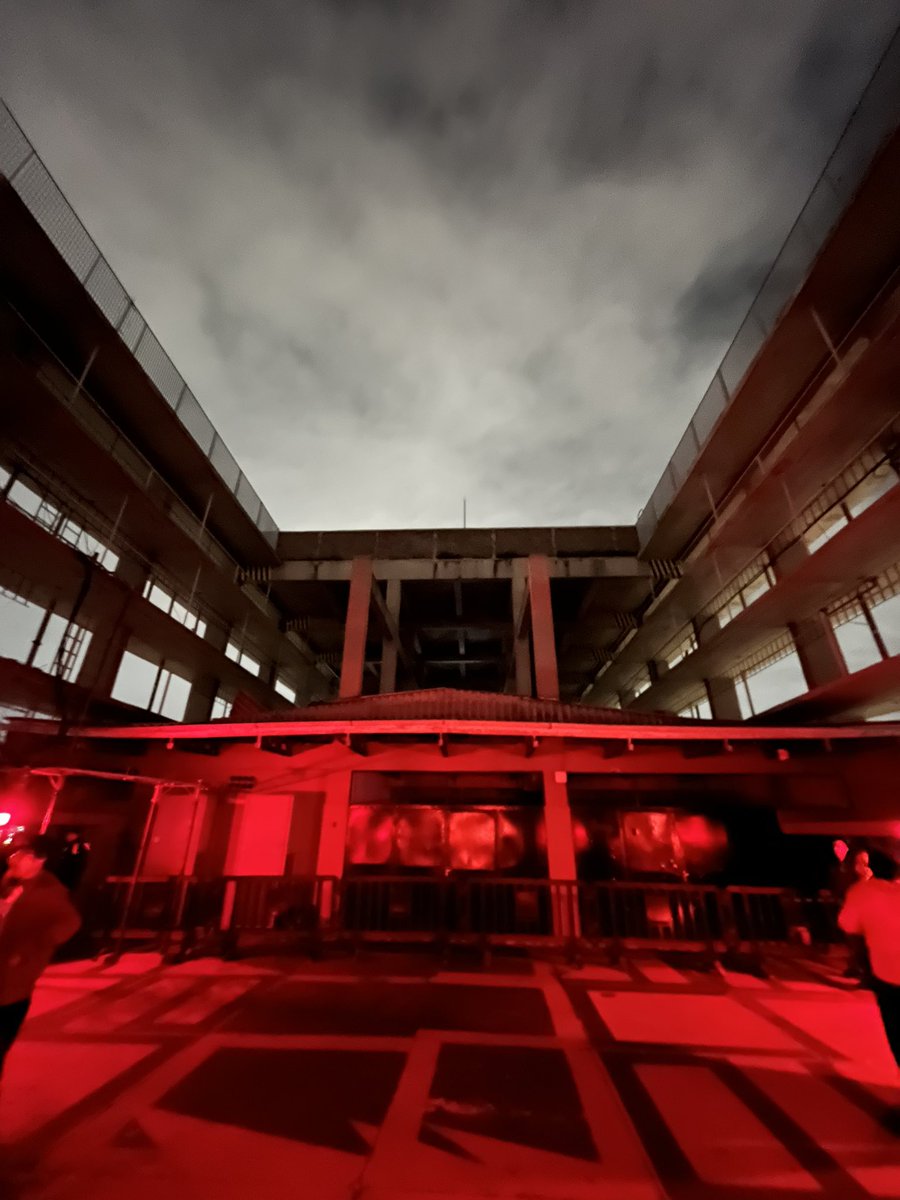 eusourena's tweet image. agr tem uma baladinha rooftop c acesso ao terraço pelas escadas de incendio externas (e acho q o terraço vai ter festa tbm) e apesar de ser muito bonito é tbm desesperador subir 💀