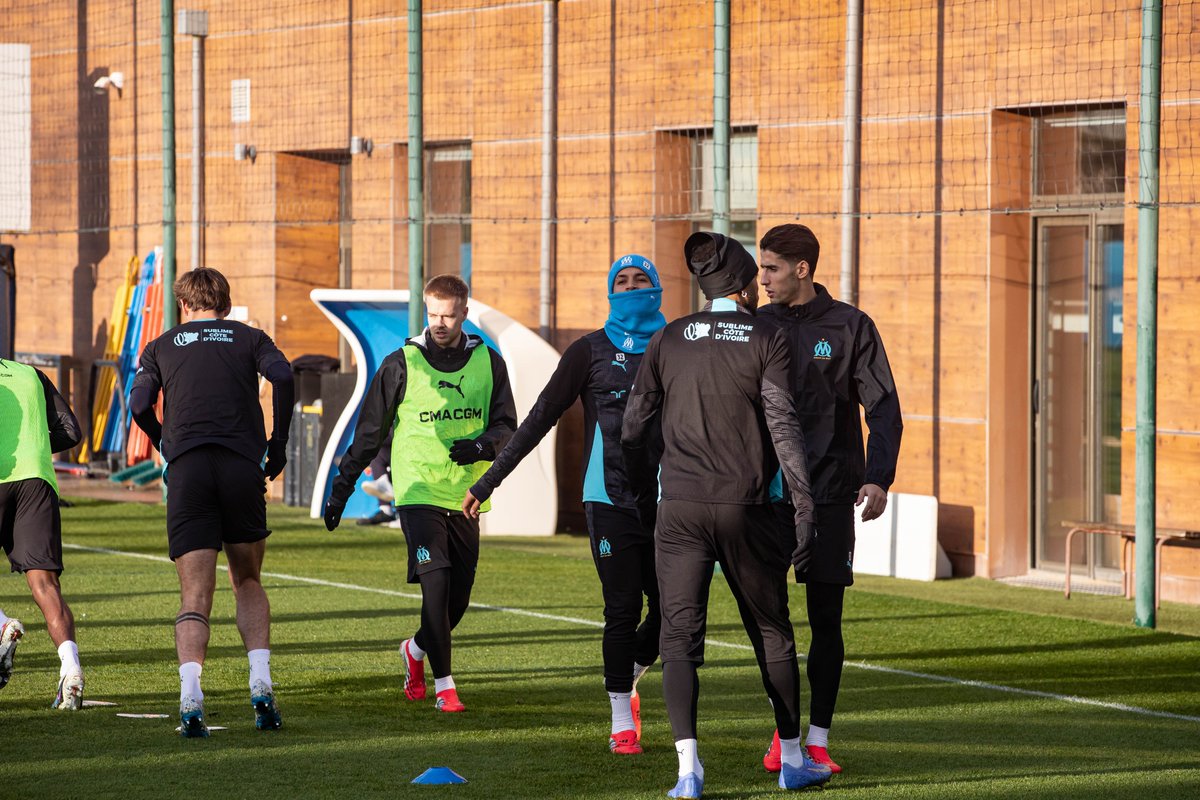 adrien_pittore's tweet photo. [Bonus] Un début d'entraînement à la Commanderie sous la pluie pour Darryl Bakola, les premiers sourires de Quinten Timber et Mason Greenwood, la cagoule contre le froid de Facundo Medina #InfoOM #OlympiqueDeMarseille #TeamOM https://t.co/jjN6LqSiBK