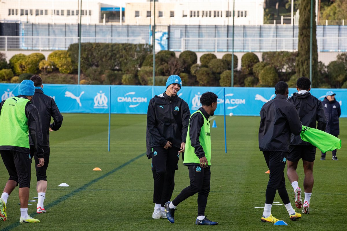 adrien_pittore's tweet photo. [Bonus] Un début d'entraînement à la Commanderie sous la pluie pour Darryl Bakola, les premiers sourires de Quinten Timber et Mason Greenwood, la cagoule contre le froid de Facundo Medina #InfoOM #OlympiqueDeMarseille #TeamOM https://t.co/jjN6LqSiBK
