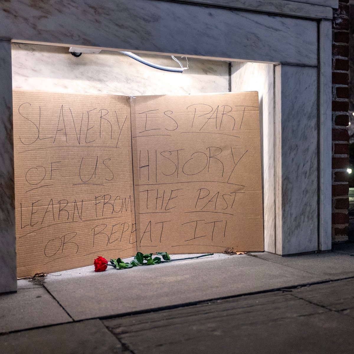 RobTornoe's tweet image. After the Trump administration removed signs and information about George Washington's slaves at the President's House in Philly, someone put up a sign that reads: 

"Slavery is part of U.S. history. Learn from the past or repeat it!" 

📸 - Tom Gralish, @PhillyInquirer