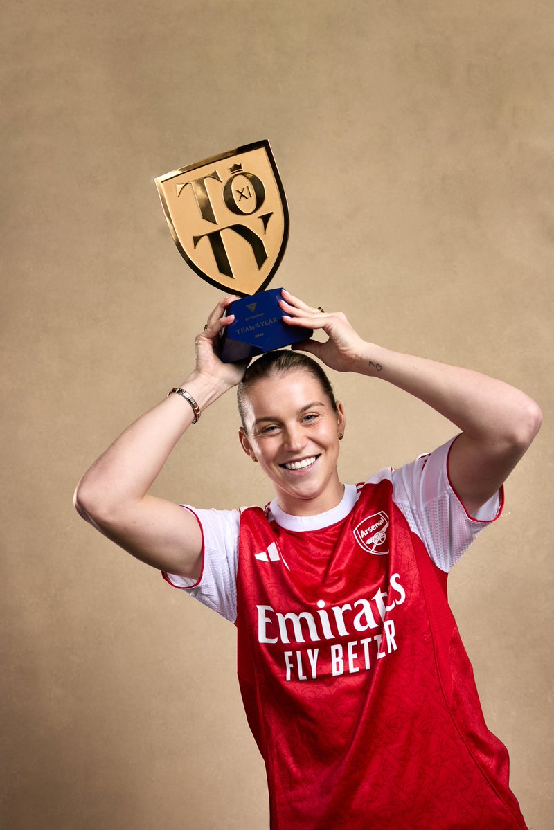 BarclaysWSL's tweet image. Three Gunners. One #FC26 Team of the Year. 🔴⚪ 
Congrats Alessia, Leah &amp;amp; Mariona! #TOTY