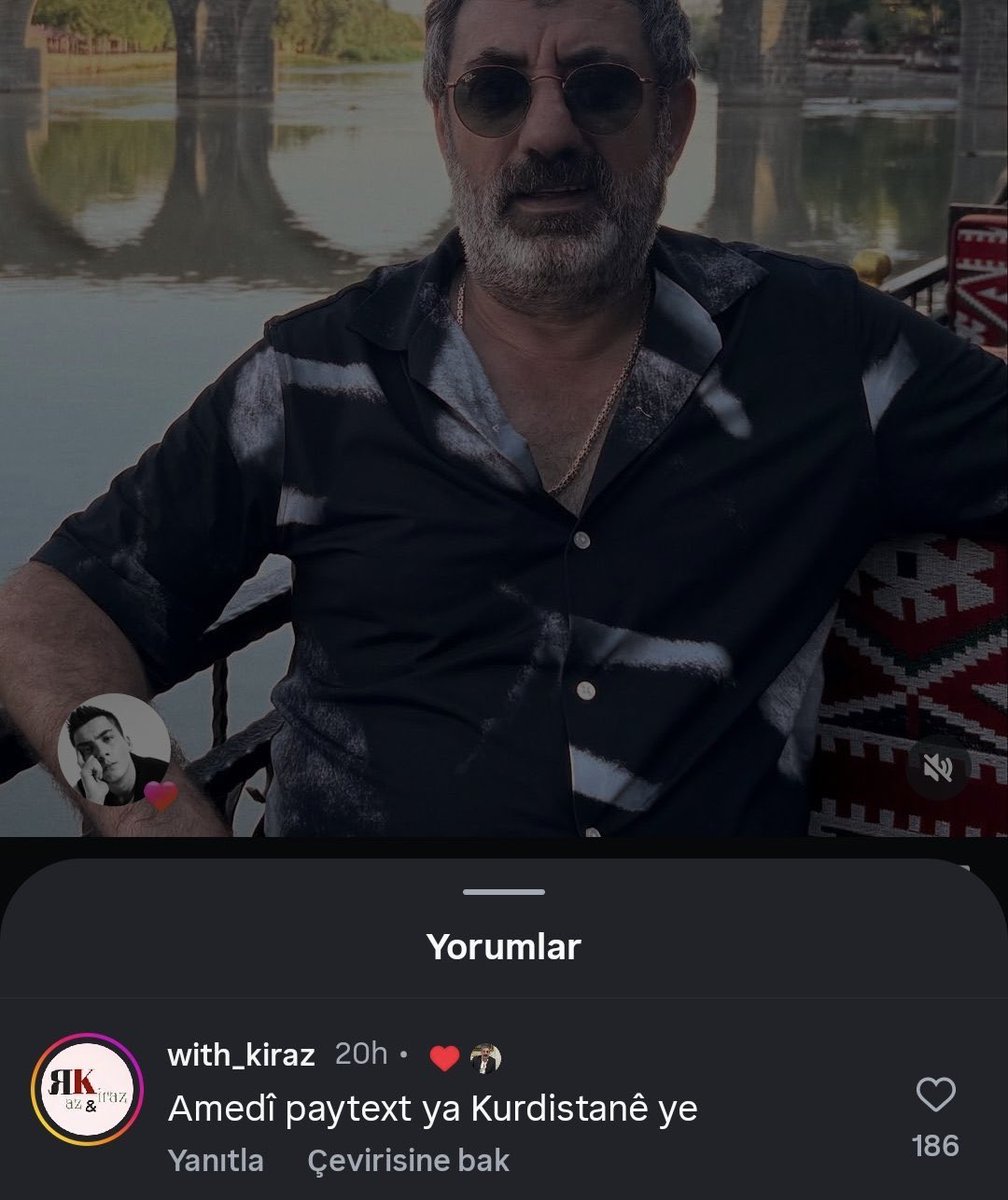 Kanal D’de ki Uzak Şehir dizisi oyuncularından Nazmi Kırık, Apo’nun fikriyat sahibi olduğu sloganı yazan görselle terör örgütünün saç örme eylemine destek verdi ayrıca şahsın k*rdistan içerikli yorumu da beğendiği görüldü..
Bir çok kişi bu diziyi izliyor herkes gereğini yapsın!