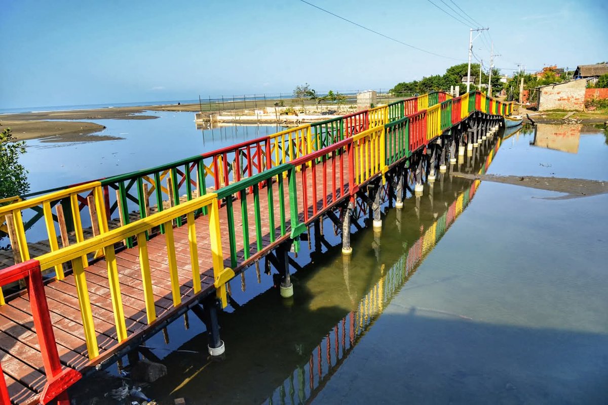 dumek_turbay's tweet photo. #LaBoquilla, territorio de gente buena, noble y trabajadora. 

Aquí llegamos a entregar el puente peatonal de #VillaGloria, una solución a la movilidad del sector que también beneficia a la comunidad de Marlinda y que mejorará su calidad de vida. 

Son 60 metros lineales de largo por 2 de ancho, que permiten un flujo peatonal cómodo, estable y seguro. Se construyó con plástico reciclado de alta resistencia. 

Aquí no paramos, ¡AVANZAMOS!