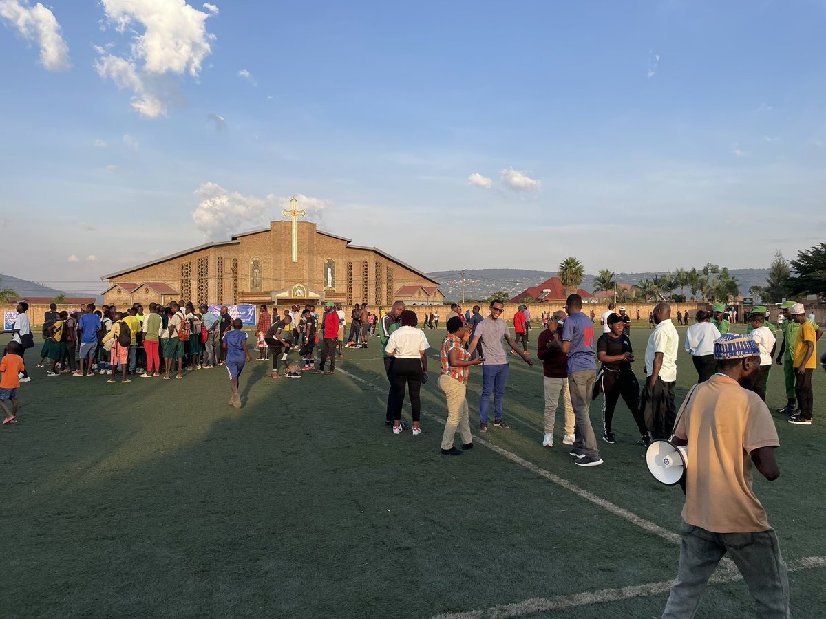 rundaryvcp's tweet photo. Kuri stade ya #Ruyenzi mu Murenge wa Runda, niho Minisitiri @RwandaLocalGov bwana @Dominiquehab atangirije ku rwego rw'Igihugu Amarushanwa Umurenge Kagame Cup y'uyu mwaka wa 2026. Ni amarushanwa  agamije kwimakaza imiyoborere myiza no gufasha abafite impano mu mikino kuzigaragaza https://t.co/WQczf6HRVX