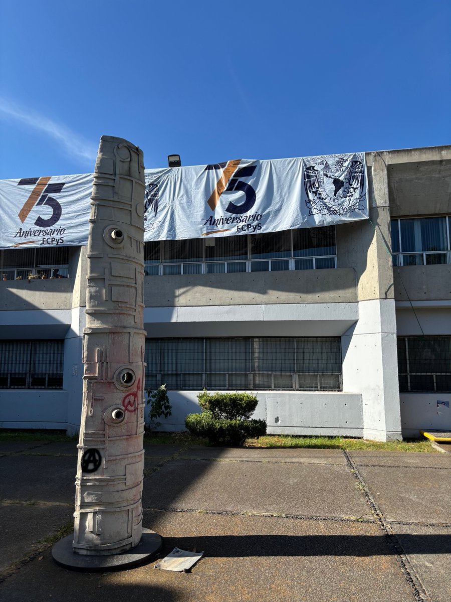 ¡Estamos celebrando 75 años de nuestra H. Y amada ⁦<a href="/UNAM_FCPyS/">FCPyS-UNAM</a>⁩ !

Larga vida para esta casa de estudios que transforma vidas. 👏👏
