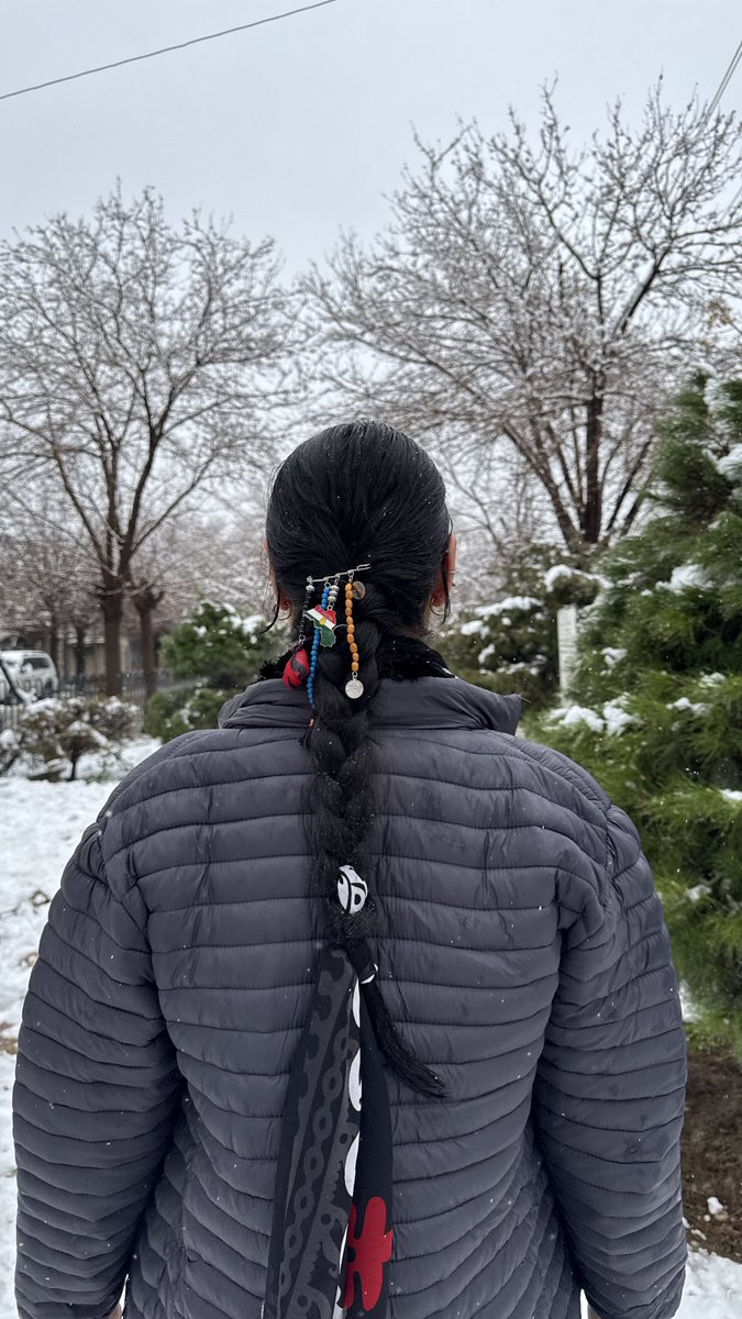 Imrozan's tweet image. They only cut one braid but we make thousands of braids
ئێوە یەک کەزی تان بڕی 
بەڵام ئێمە هەزاران کەزی  ئەهۆنینەوە❤️☀️💚