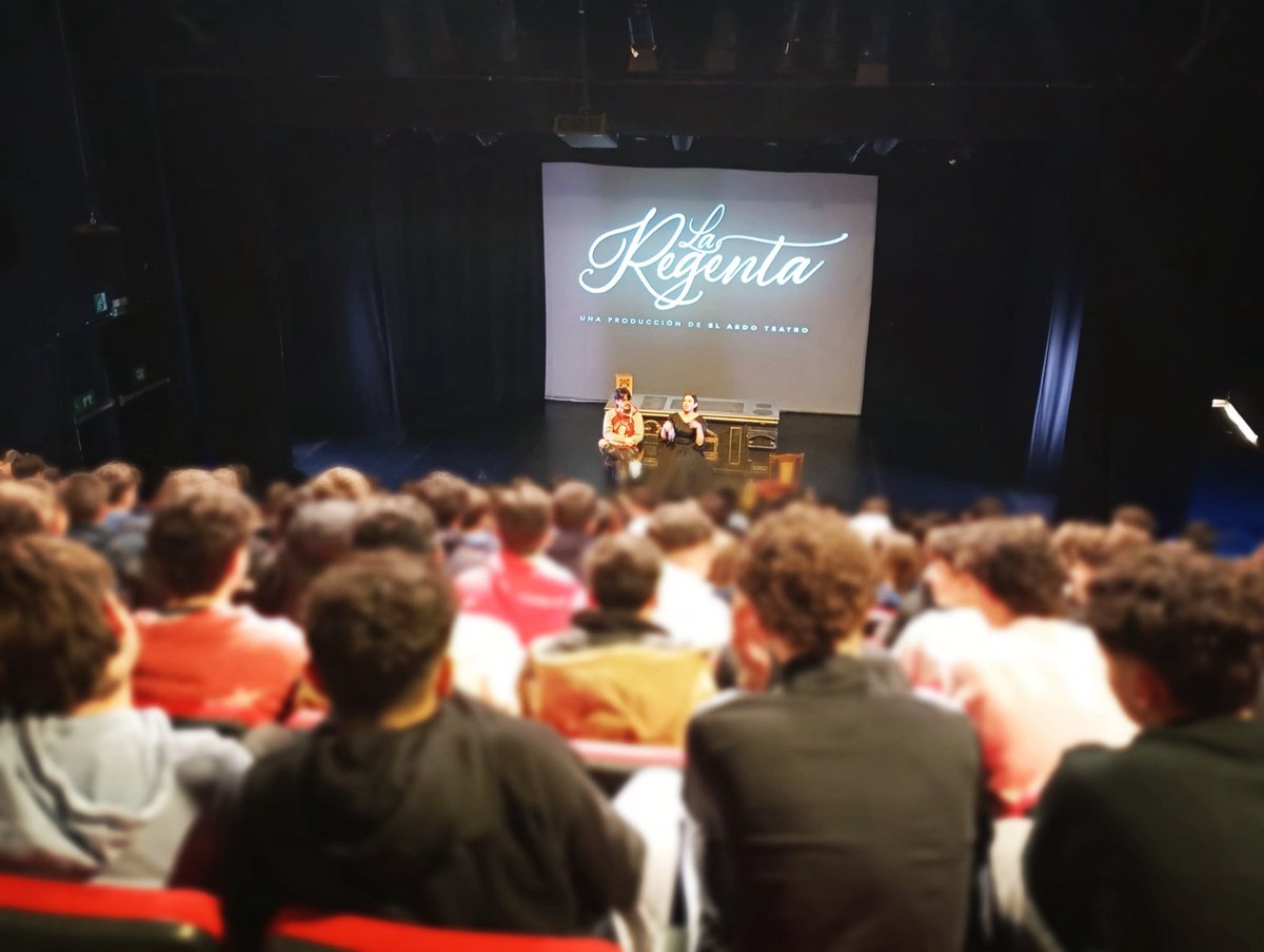 Los grupos de 4ºESO han asistido a la adaptación teatral de La Regenta, a cargo de la compañía AEDO, en los Teatros Luchana. Después de trabajar el movimiento realista y haber leído fragmentos de la novela, los estudiantes pudieron disfrutar se esta estupenda versión dramatizada.