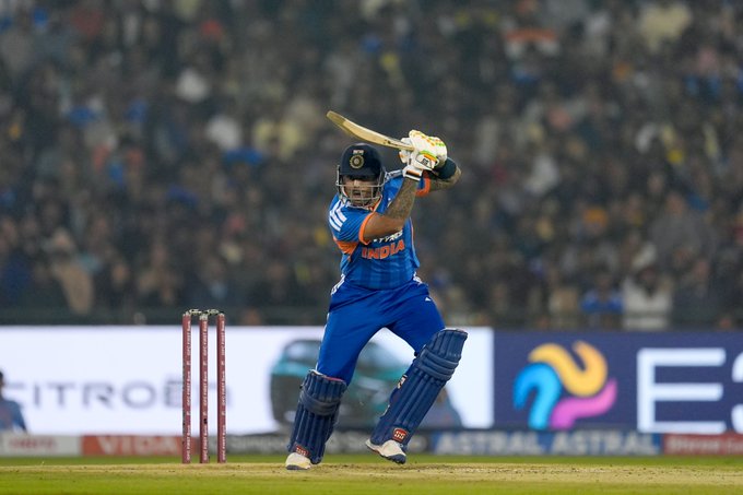 India have recorded their joint-highest chase in T20Is 👏  They've hunted down 209 with 28 balls to spare 🤯🤯