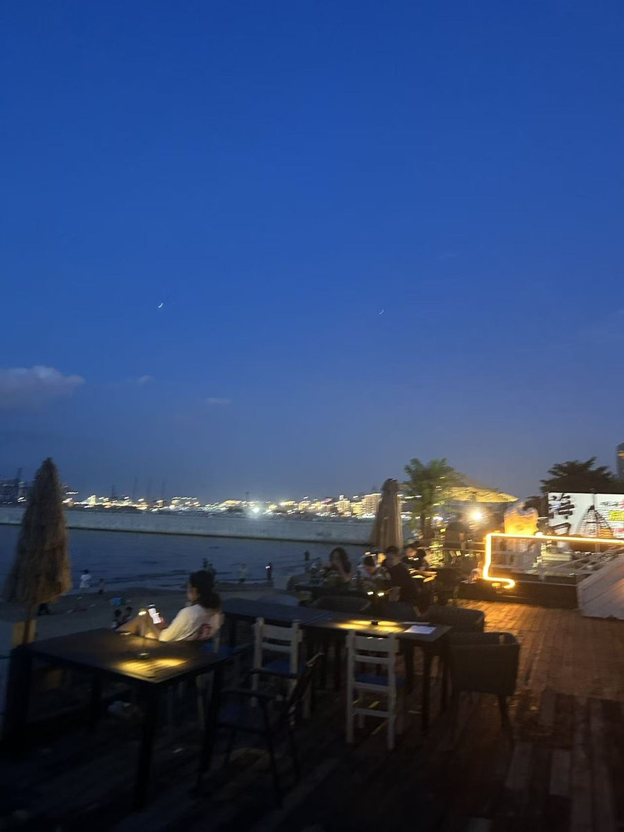 想找对情侣在这样的夜色下畅聊