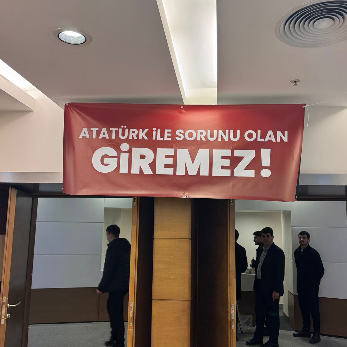 Zafer Partisi Gençlik Kolları’nın İstanbul’da düzenlediği gençlik buluşmasında kapıya asılan yazı dikkat çekti:

“Atatürk’le sorunu olan giremez!”