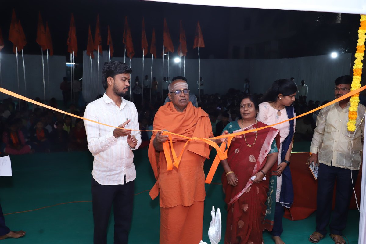 ABVPNorthKA's tweet photo. ಅಖಿಲ ಭಾರತೀಯ ವಿದ್ಯಾರ್ಥಿ ಪರಿಷತ್ ಕರ್ನಾಟಕ ಉತ್ತರ ಪ್ರಾಂತದ 45ನೇ ಪ್ರಾಂತ ಸಮ್ಮೇಳನದ ಕಿತ್ತೂರಾಣಿ ಚೆನ್ನಮ್ಮ ಹಾಗೂ ರಾಣಿ ಅಬ್ಬಕ್ಕ ಪ್ರದರ್ಶಿನಿಯನ್ನು ವಿಜಯಪುರ ಜ್ಞಾನ ಯೋಗಾಶ್ರಮದ ಪರಮಪೂಜ್ಯ ಬಸವಲಿಂಗ ಸ್ವಾಮೀಜಿ ಅವರು ಉದ್ಘಾಟಿಸಿದರು. https://t.co/DKWrJgD1oK