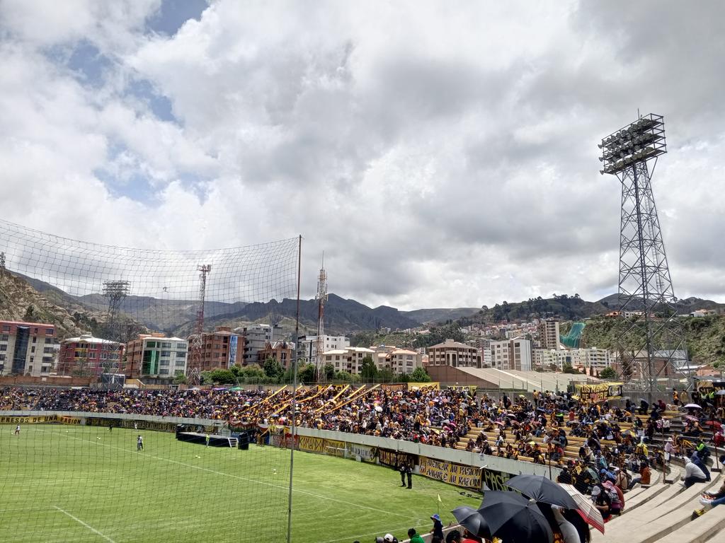 ProyectosThe's tweet photo. Unas 9.000 personas llegamos hoy a Achumani para ver el primer amistoso con público de este año. 
Siempre es hermoso ver un partido en nuestra casa https://t.co/twkj8Z20by