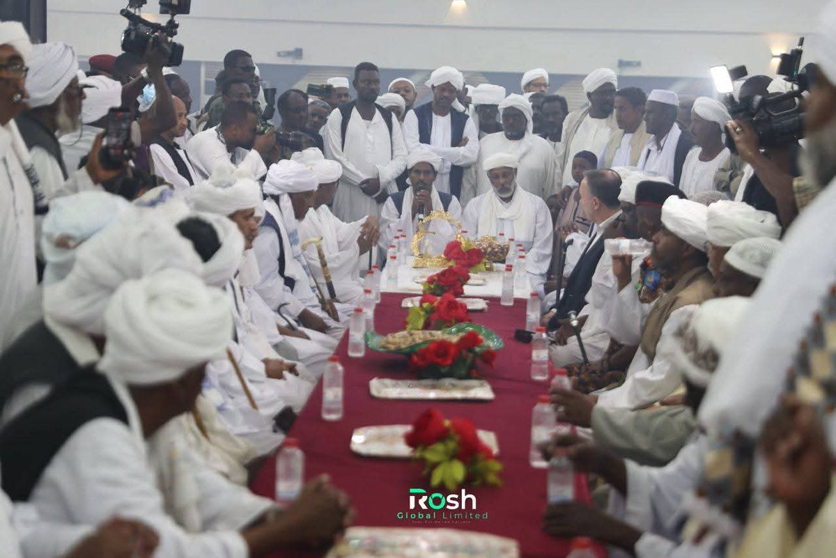 أفراح توحِّد الشرق عقد قران كريمة مدير هيئة الموانئ يتحوّل إلى ملتقى وطني جامع

بورتسودان الحاكم نيوز

عقب صلاة الجمعة شهدت مدينة بورتسودان اليوم مناسبة اجتماعية كبيرة تمثّلت في عقد قران كريمة المهندس جيلاني محمد جيلاني، المدير العام لهيئة الموانئ البحرية، في مشهد تجاوز كونه