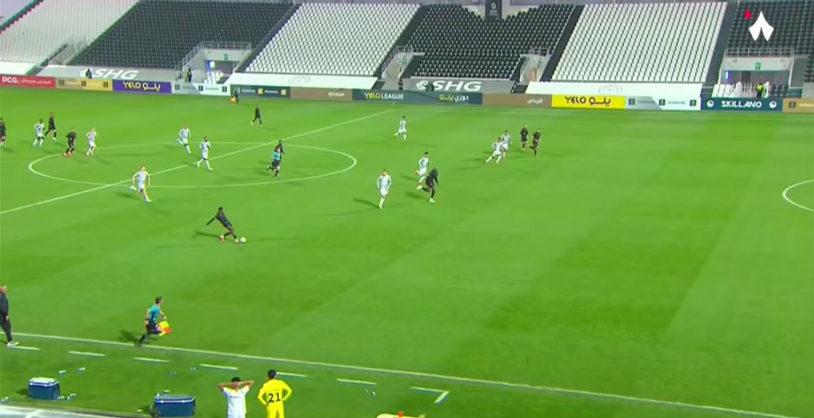 الغريب فعلا هو اختيار وقت التمريرة 

اختاروا وقت شااااطح عن الوقت الصحيح للتمريرة و بناء عليه اخذوا القرار ، استهبال