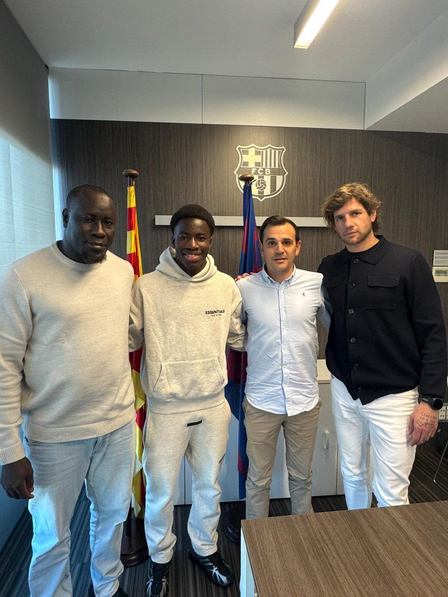 🚨🔵🔴 Ebrima Tunkara has agreed to sign new contract at Barcelona. 🔐 Here 15 year old talent with his camp and agent Davide Grassi from Pini...