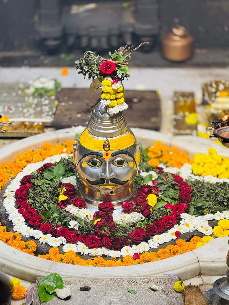 12Jyotirling's tweet photo. श्री त्रयम्बकेश्वर ज्योतिर्लिंग जी के आज के शुभ संध्याकाल आरती श्रृंगार दर्शन 23.01.2026 https://t.co/JzeRQXULYF