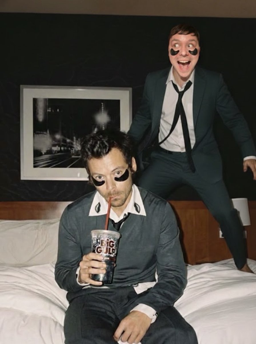 Hyrrystylles's tweet photo. Less than 20 minutes till the Official Video for “Aperture” by Harry Styles is released 

#harrystyles #Aperture #kissallthetimediscooccasionally 

https://t.co/pMfL0o9rwp https://t.co/l9fAwPxq7B