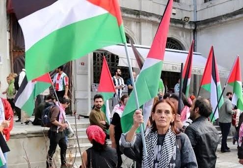 İslamcı cihatçı çetelere karşı Kürt halkının yanında olunca: Terörist.
Siyonist İsrail devletine karşı çıkınca: Arap sevici.
Kadın sadece insan... Peki ya siz?