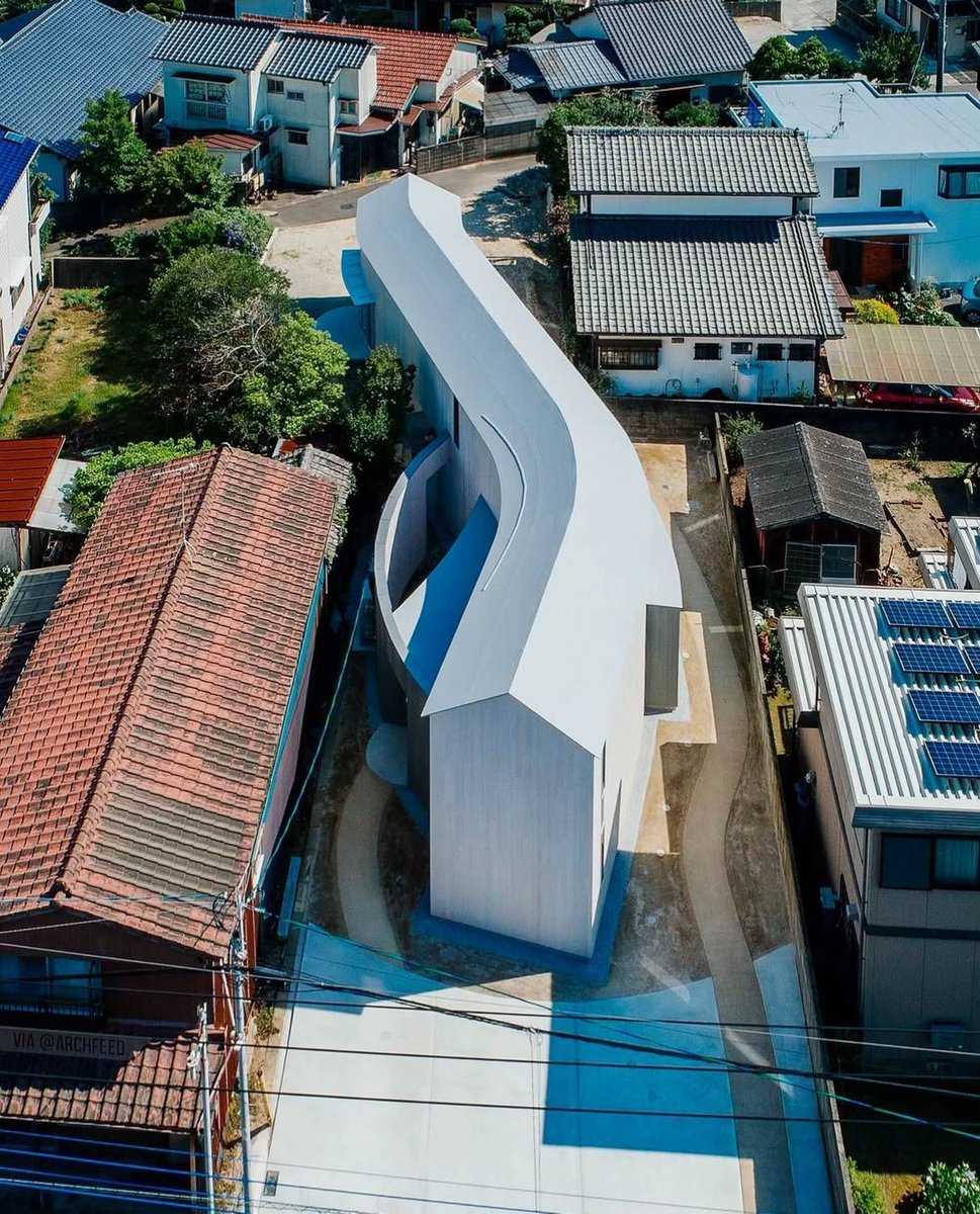 hutdesigns's tweet image. Affordance House by Class Archi that winds its way among residences in Fukuzu city, Japan