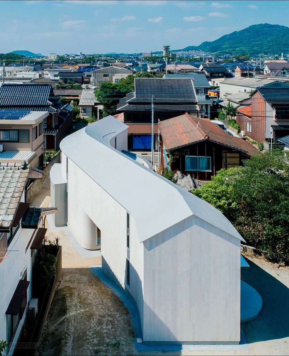 hutdesigns's tweet image. Affordance House by Class Archi that winds its way among residences in Fukuzu city, Japan