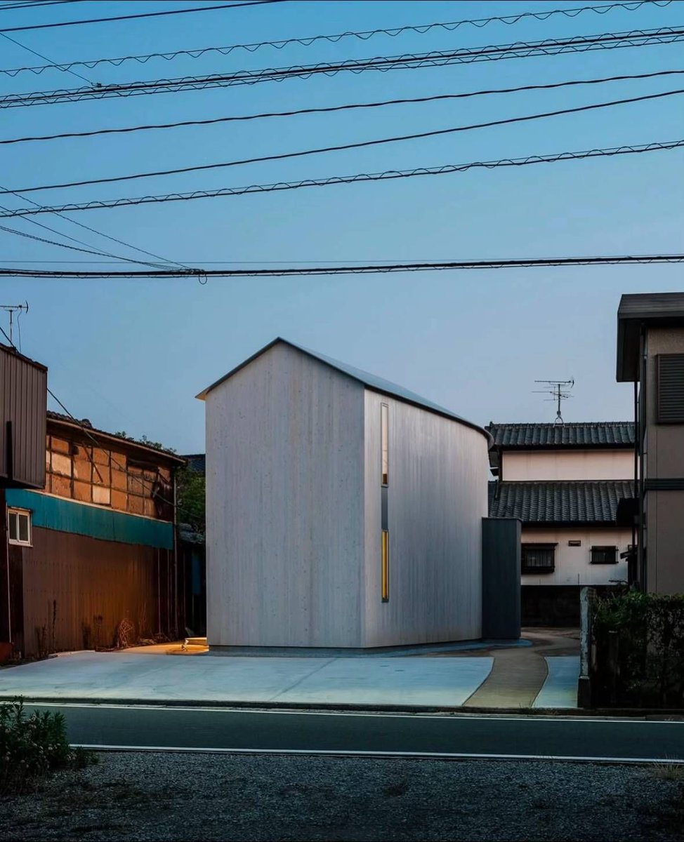 hutdesigns's tweet image. Affordance House by Class Archi that winds its way among residences in Fukuzu city, Japan