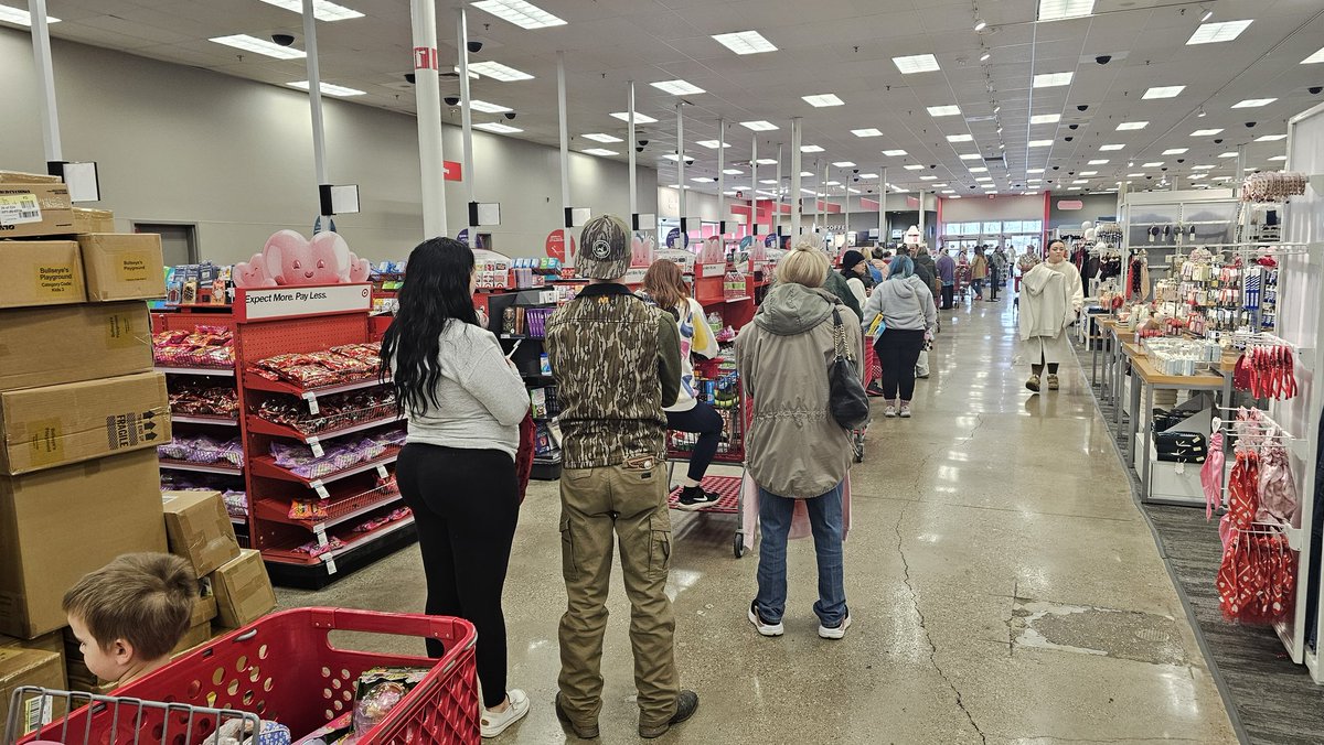 shepherdsc07's tweet photo. @Target #366Target
Uscan only lanes open. Snow storm ready at 366 https://t.co/mEepAgogUt