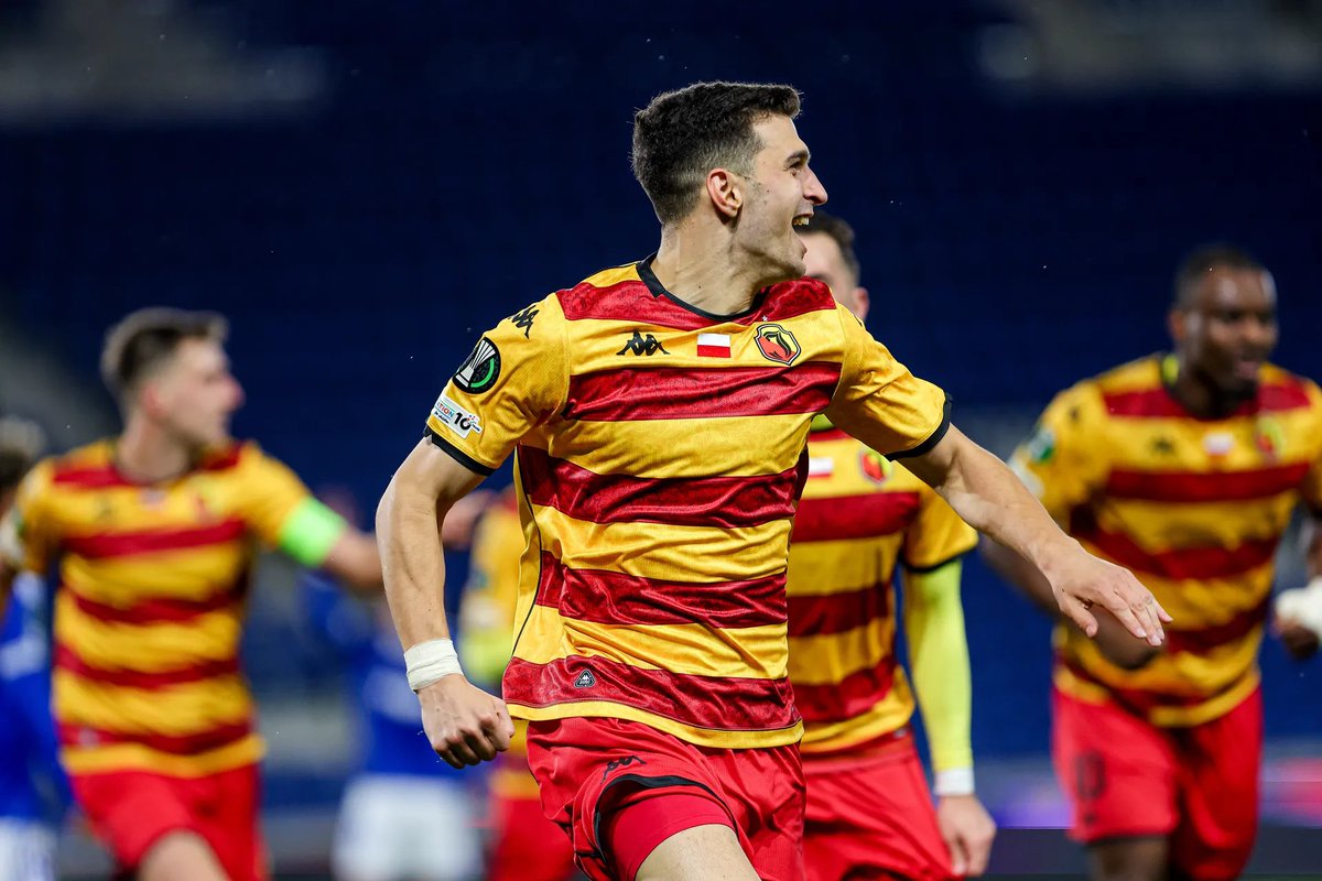 _JB1920_'s tweet image. 🚨 Dušan Stojinović ma zostać zawodnikiem Orlando City z MLS. Kwota transferu ma wynieść 1,5 mln euro, z czego 20% ma trafić do NK Celje. Na stole jest 3-letnia umowa z opcją przedłużenia o rok. W grę wchodzą również bonusy w wysokości 300 tysięcy euro.

[24ur.com]