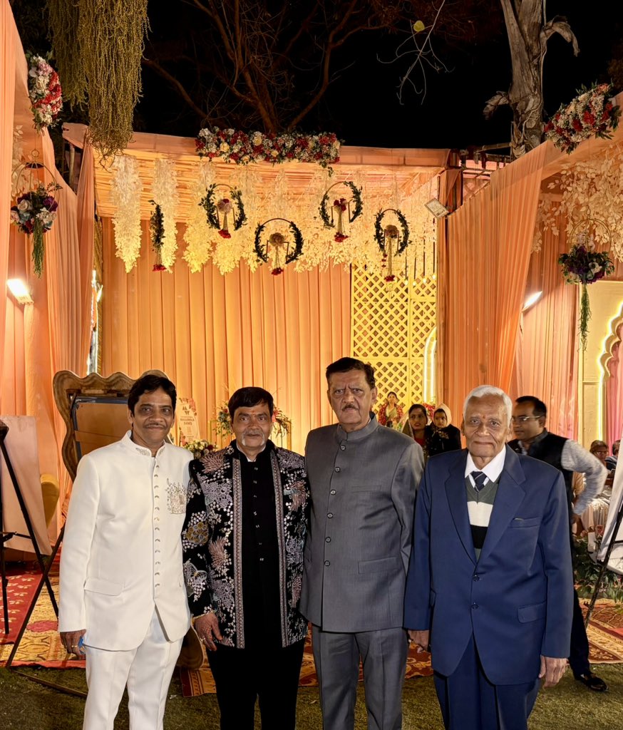 मंगलेश्वरी गार्डन में आयोजित धीरज जी (मालूजी वाले) के सुपुत्र के विवाह समारोह में शामिल होकर हार्दिक बधाई एवं शुभकामनाएँ दीं।
#Congrats #happywedding