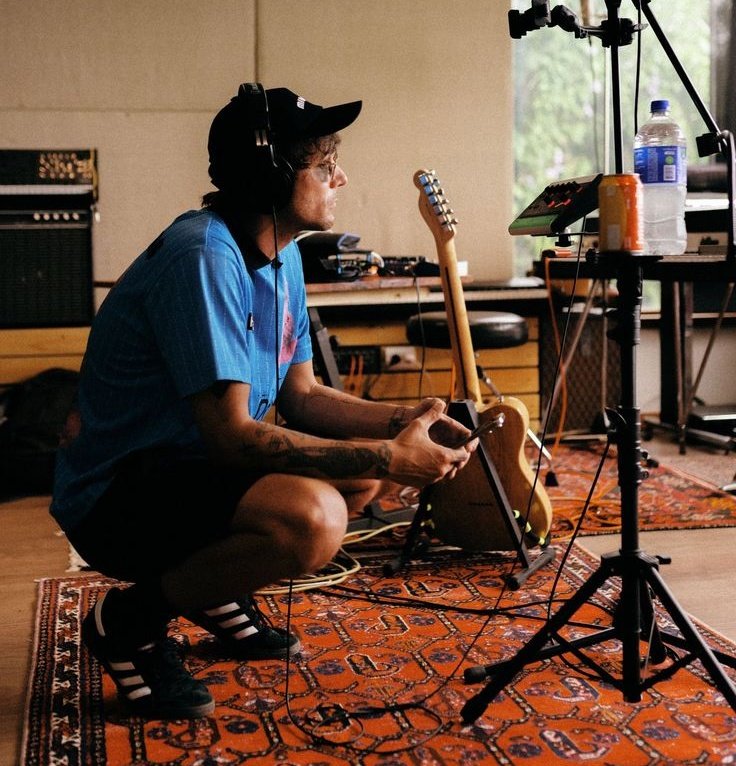 prtomlinsonbr's tweet image. Louis sobre o significado de Dark To Light, para o  Zach Sang Show: 

“Hoje em dia eu não gosto muito de explicar demais, porque prefiro deixar bastante espaço para as pessoas, sabe, tirarem suas próprias conclusões. Mas acho que é basicamente a história de um amigo que talvez se…