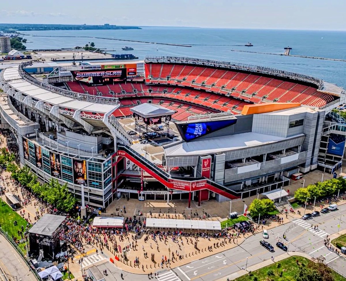 hovah76's tweet image. The Cleveland Browns are wondering why Offensive and Defensive Coordinators from winning teams are declining to be interviewed by the team for their Head Coaching vacancy.

Allow me to elaborate:

1. You have the worst O-Line in the NFL

2. Your #1 receiver leads the entire NFL…