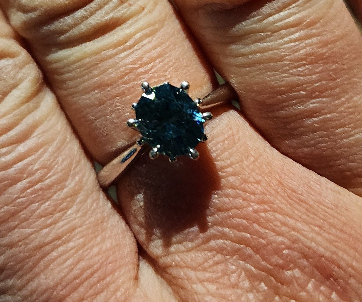 추운 날, 손이 어는 날의 블루 지르콘