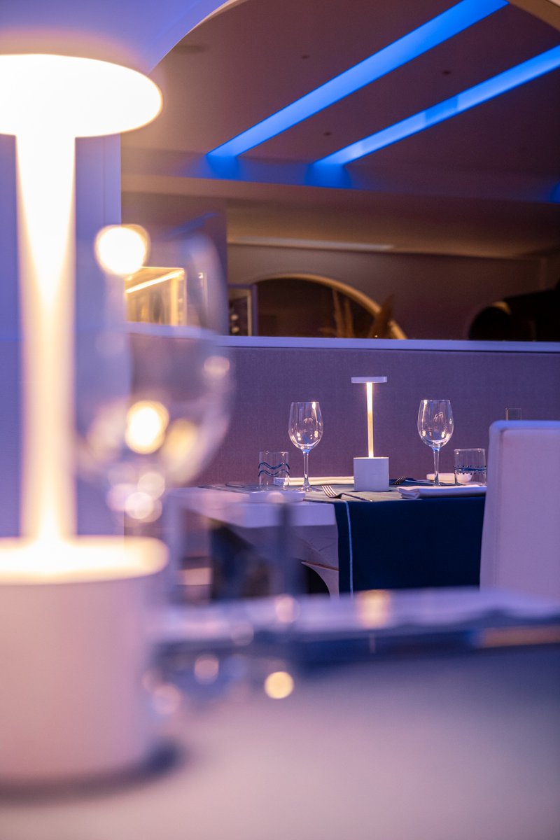 Luci soffuse, silenzi eleganti ✨
Al NovilunioMiramare la sera ha il suo ritmo, da assaporare con calma.
.
#AlChiarDiLuna #NovilunioMiramare #CampiFlegrei #RistoranteVistaMare #RistorantePanoramico