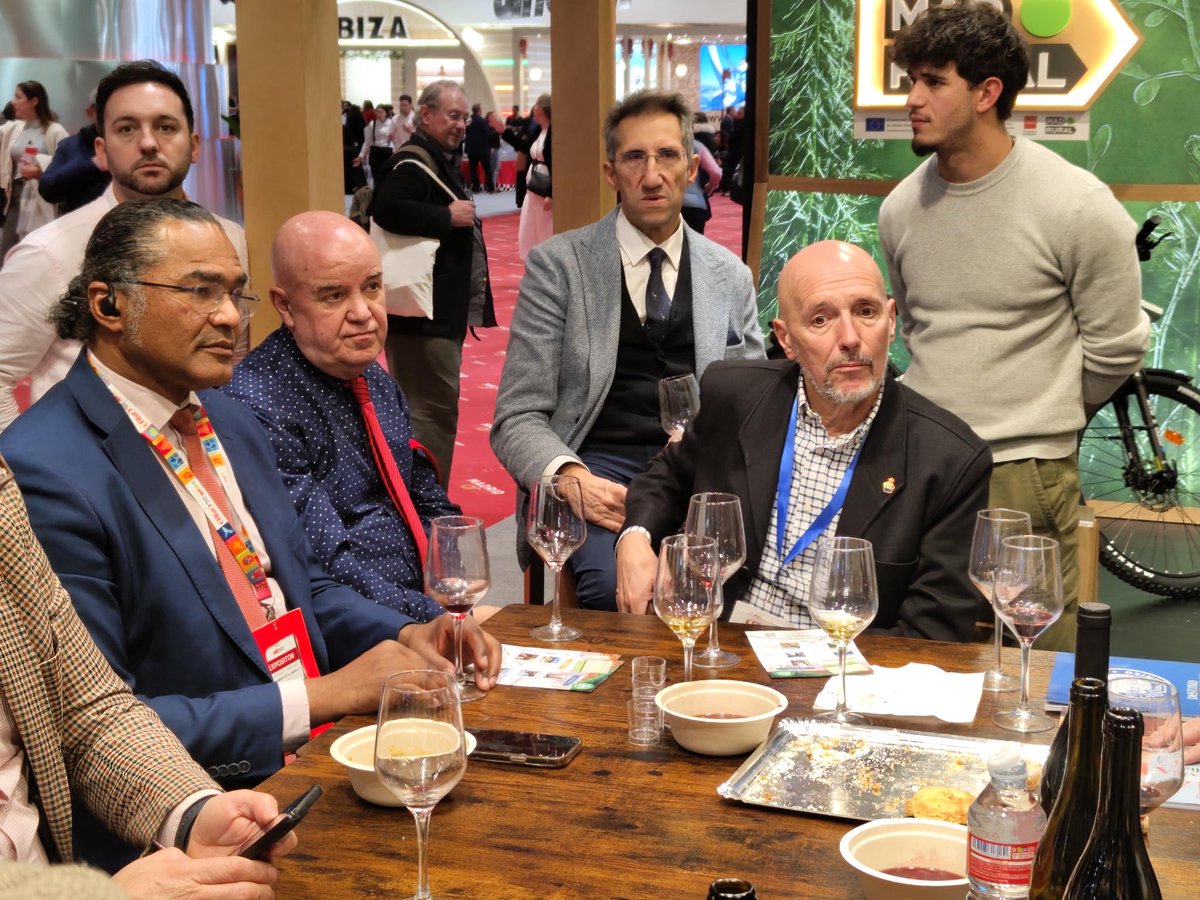 En #FITUR2026 hemos podido disfrutar de una cata de los mejores vinos de Madrid en el espacio de "Los Sabores del Vino" en Madrural.
 
📍 Stand 9A13, pabellón 9