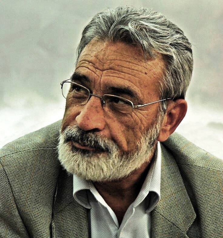 literatüre geçmiş tüm ırkçı düşünceleri dini bir sosla yeniden yoğurup havalı cümlelerle dindar nesillerin içine bir zehir gibi saldı. türklüğü islam'la eşitlemek isterken, islam'ı ırkçılıkla eşitledi. yaşayan en büyük şair olacakken, berbat bir fikir adamı olarak tarihe geçti.