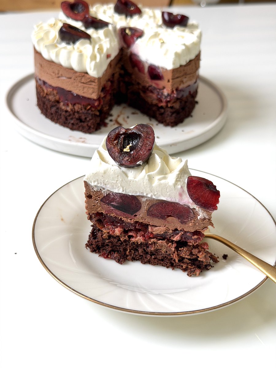 iambellissimo's tweet image. Black forest mousse cake 🍫🍒 อยากกินมาเป็นเดือน เพิ่งจะได้ทำเนอะ😂 รอบนี้ทำเป็นมูสเค้ก มีชั้นกรอบเพิ่มเทกซ์เจอร์ด้วย กับลองบีบครีมหยุย ๆ แบบที่เห็นบ่อยในไอจี 555 ชอบมากกก free form แต่สวย มูสเจ้มจ้นน เชอร์รีกับช็อกโกแลตเป็นคอมบิเนชันที่ชอบตลอดมาและตลอดไป😘 #ชุมชนขนมหวาน