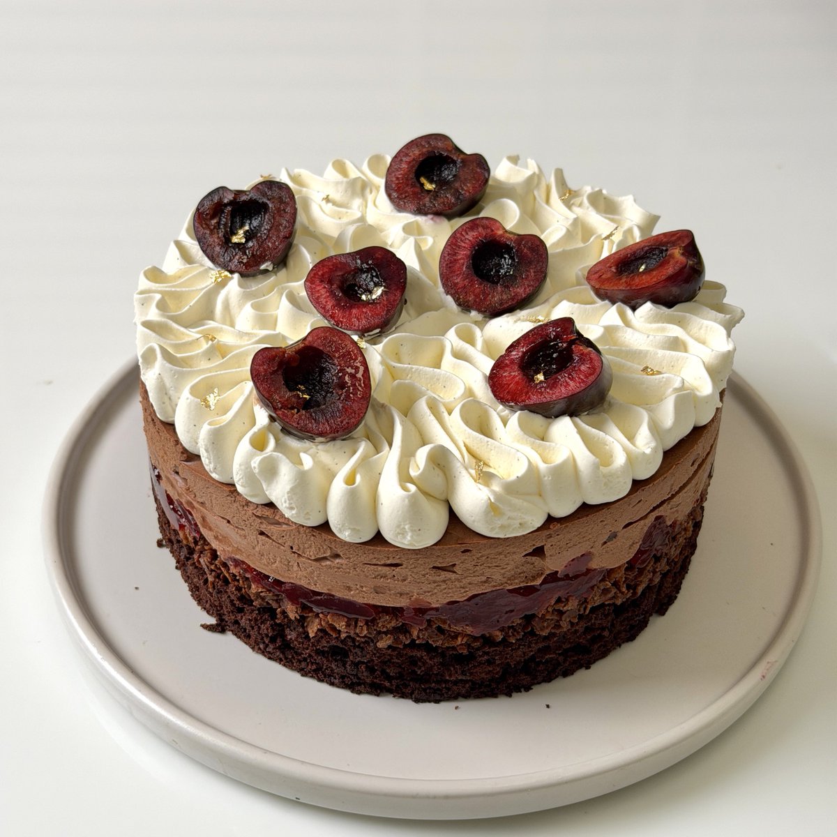 iambellissimo's tweet image. Black forest mousse cake 🍫🍒 อยากกินมาเป็นเดือน เพิ่งจะได้ทำเนอะ😂 รอบนี้ทำเป็นมูสเค้ก มีชั้นกรอบเพิ่มเทกซ์เจอร์ด้วย กับลองบีบครีมหยุย ๆ แบบที่เห็นบ่อยในไอจี 555 ชอบมากกก free form แต่สวย มูสเจ้มจ้นน เชอร์รีกับช็อกโกแลตเป็นคอมบิเนชันที่ชอบตลอดมาและตลอดไป😘 #ชุมชนขนมหวาน
