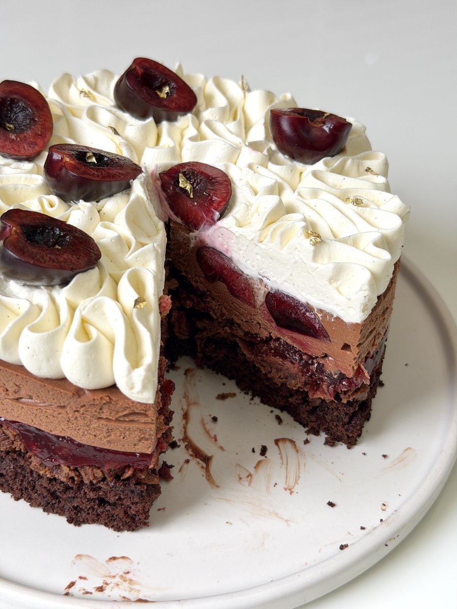 iambellissimo's tweet image. Black forest mousse cake 🍫🍒 อยากกินมาเป็นเดือน เพิ่งจะได้ทำเนอะ😂 รอบนี้ทำเป็นมูสเค้ก มีชั้นกรอบเพิ่มเทกซ์เจอร์ด้วย กับลองบีบครีมหยุย ๆ แบบที่เห็นบ่อยในไอจี 555 ชอบมากกก free form แต่สวย มูสเจ้มจ้นน เชอร์รีกับช็อกโกแลตเป็นคอมบิเนชันที่ชอบตลอดมาและตลอดไป😘 #ชุมชนขนมหวาน