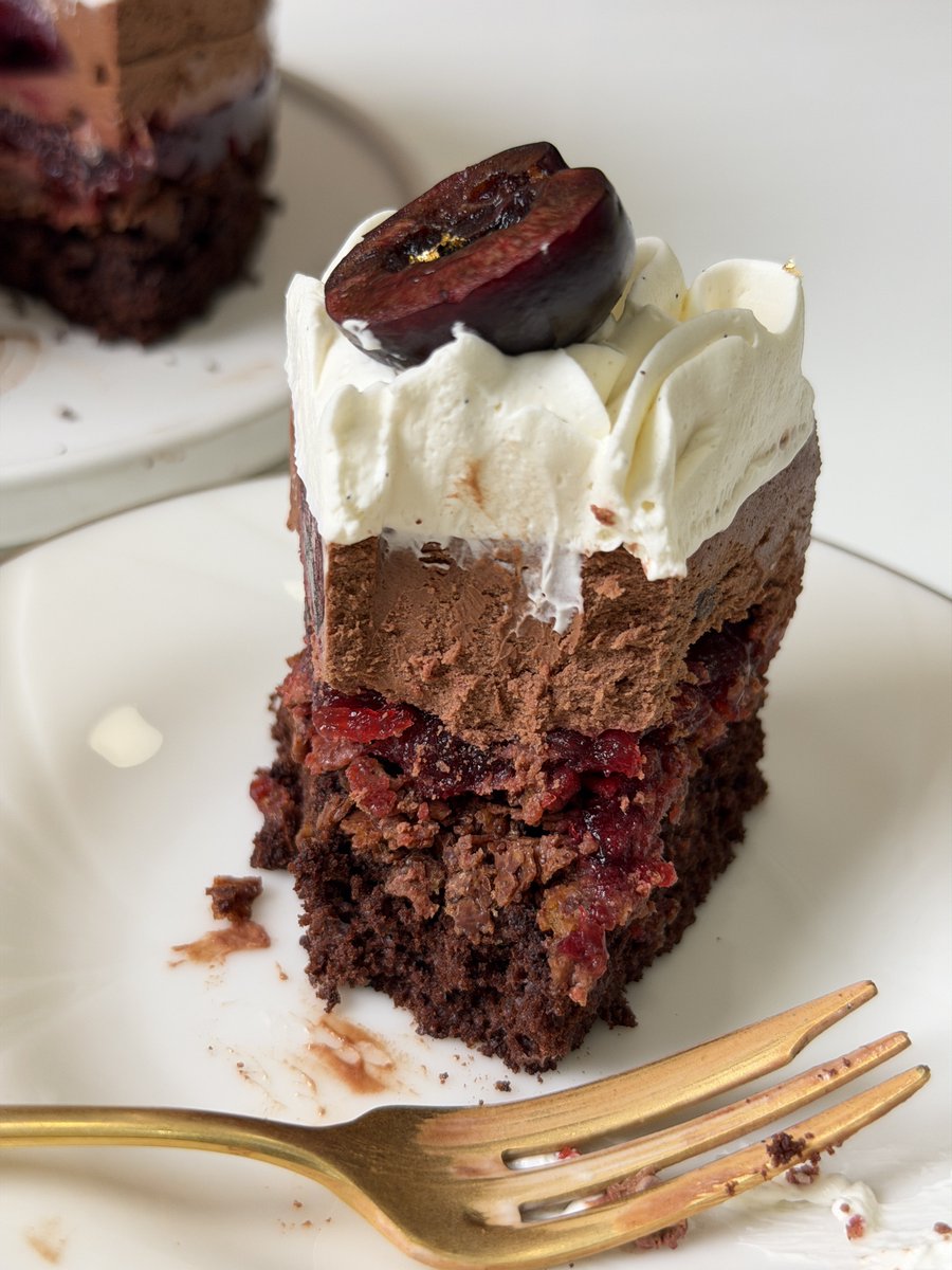 iambellissimo's tweet image. Black forest mousse cake 🍫🍒 อยากกินมาเป็นเดือน เพิ่งจะได้ทำเนอะ😂 รอบนี้ทำเป็นมูสเค้ก มีชั้นกรอบเพิ่มเทกซ์เจอร์ด้วย กับลองบีบครีมหยุย ๆ แบบที่เห็นบ่อยในไอจี 555 ชอบมากกก free form แต่สวย มูสเจ้มจ้นน เชอร์รีกับช็อกโกแลตเป็นคอมบิเนชันที่ชอบตลอดมาและตลอดไป😘 #ชุมชนขนมหวาน