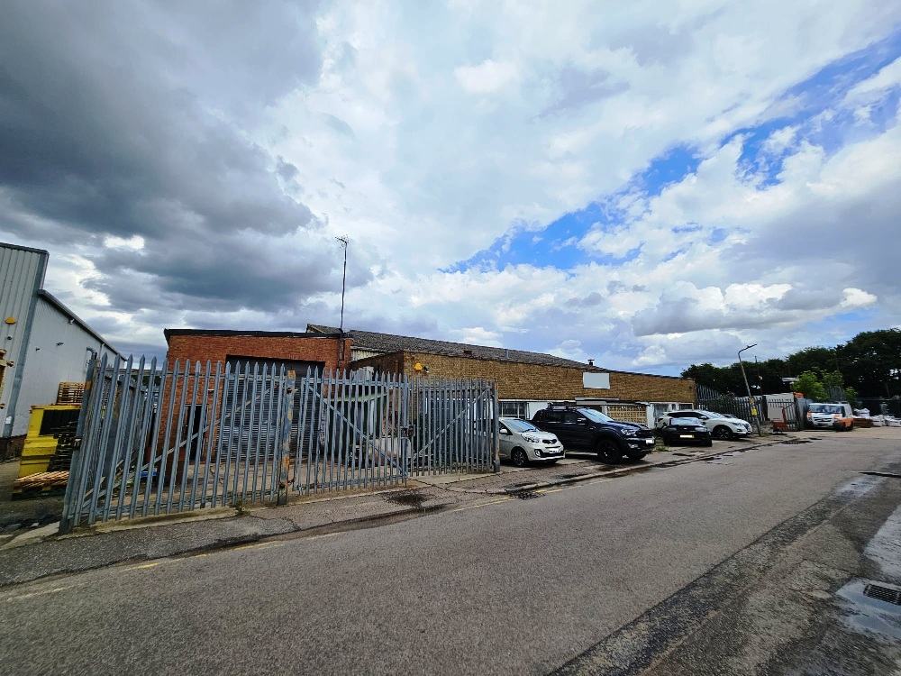 PaviourPS's tweet image. FREEHOLD 16,000 SQ.FT INDUSTRIAL PREMISES WITH 3-TON MOBILE CRANE INCLUDED
GATED DUEL TWO ENTRANCE
BUY-TO-LET / ENGINEERING/ MANUFACTURING / LIGHT INDUSTRIAL
4 x OFFICES &amp;amp; 7 x PARKING SPACES

REF: F3114

BUSY INDUSTRIAL COMPLEX – SOUTH EAST ESSEX— REDUCED £995,000 FREEHOLD