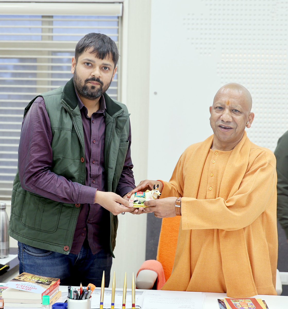 AmitSonusingh's tweet photo. पूजनीय Yogi Adityanath जी और ब्रह्मात्मजा जी से ढेरों बातें हुई,मैंने महाराज जी को अधिवक्ता संघ  उच्च न्यायालय (इलाहाबाद) की डायरी और दिनदर्शिका भेंट की,अंकित जी ने कामधेनु माता की प्रतिमा दी एवं शोभित जी ने श्री राम सहस्रनाम एवं अन्य पौराणिक पुस्तकें भेंट दी ! @HCBA6 @BJP4India https://t.co/OZzpWEIID3