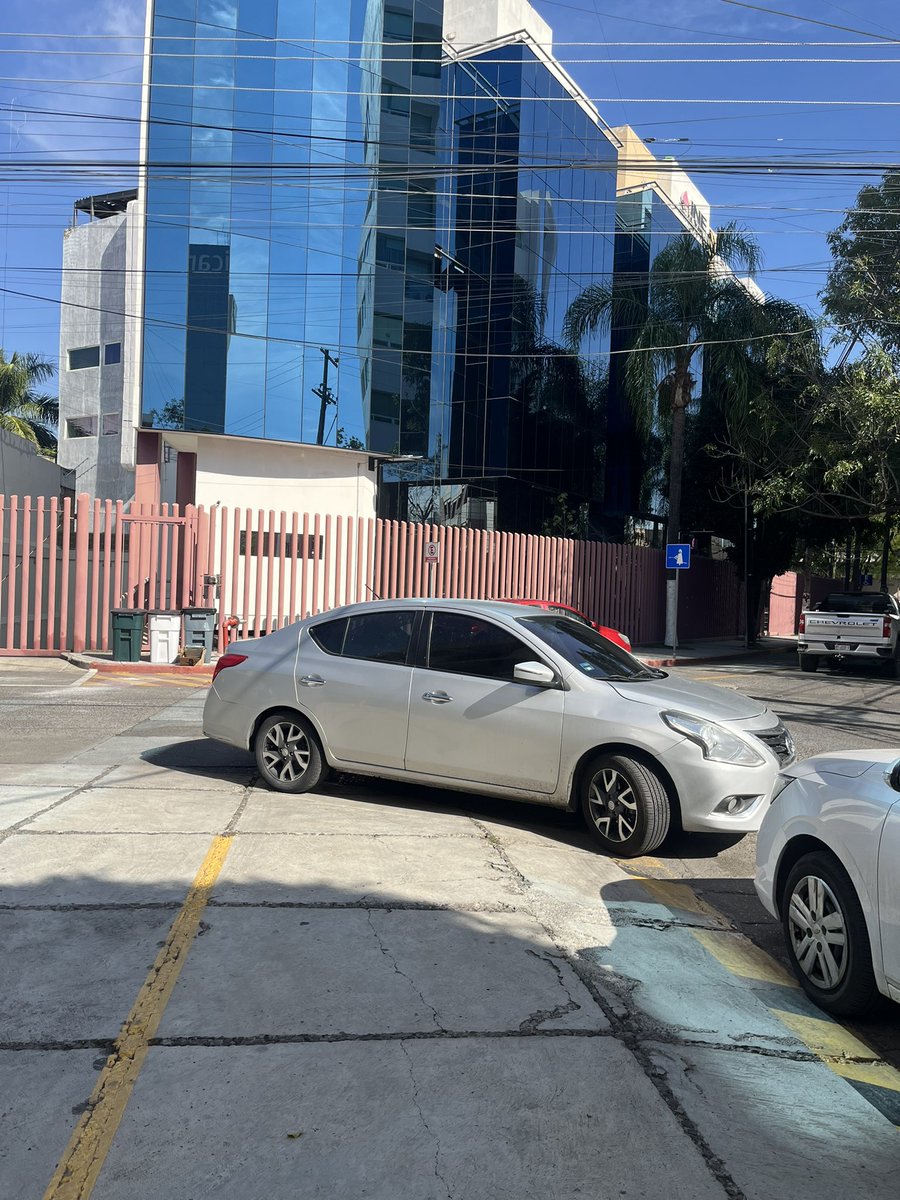 Todos los días es igual, es muy complicado, como peatón, cruzar las calles, porque siempre hay alguien estacionado donde no debe. Solicitamos el apoyo de <a href="/GdlMovilidad/">Movilidad Gdl.</a> para ayudarnos con esto.  Los vecinos de <a href="/vallartanortesl/">Colonos Vallarta Norte San Lucas</a> ya estamos cansado de dicha situación <a href="/Trafico_ZMG/">TráficoZMGuadalajara</a>