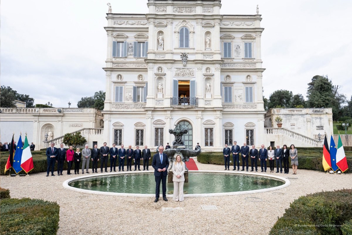 bundeskanzler's tweet image. Für mehr Wettbewerbsfähigkeit.
Für eine stärkere Zusammenarbeit in der Verteidigungsindustrie.
Für eine engagierte Migrationspolitik.

Dazu haben wir bei den Regierungskonsultationen einen Aktionsplan unterzeichnet. Wir denken europäisch: Europas Wirtschaft muss Schwung bekommen.
