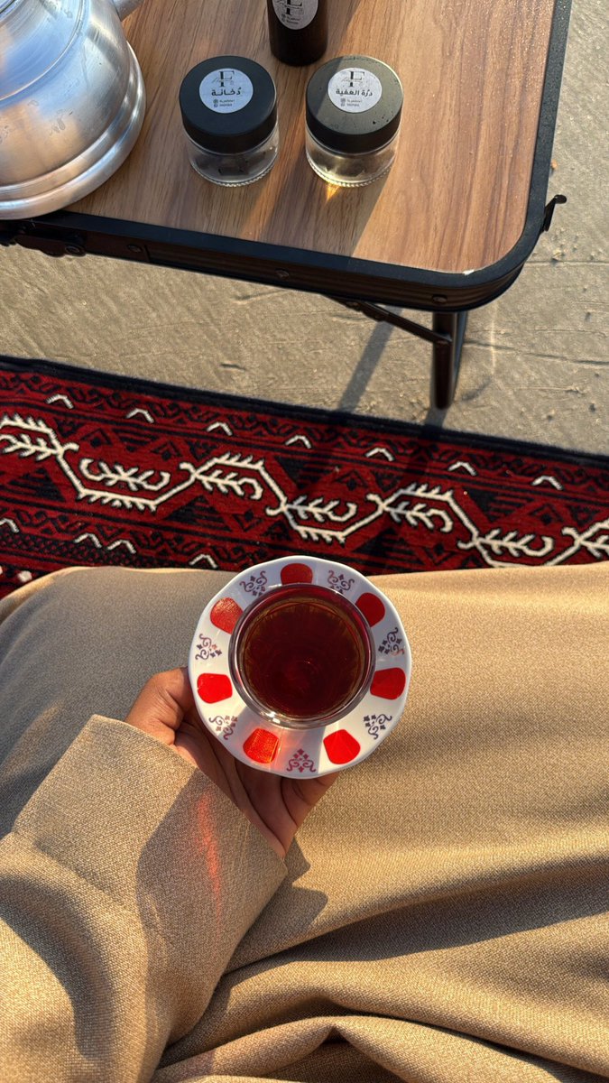 bs___91's tweet image. في فنجانٍ صغير، تختصر الحياة درسها الكبير:
أن الدفء لا يُقاس بحجمه، بل بصدقه…
وأن الطمأنينة قد تأتي على هيئة لحظة هادئة،
رشفة بطيئة، وصمتٍ يفهمك دون شرح.
لسنا بحاجة للكثير كي نكون بخير،
أحيانًا يكفي أن نكون حاضرين تمامًا
في الآن… حيث كل شيء بسيط،
وكل شيء مكتمل.