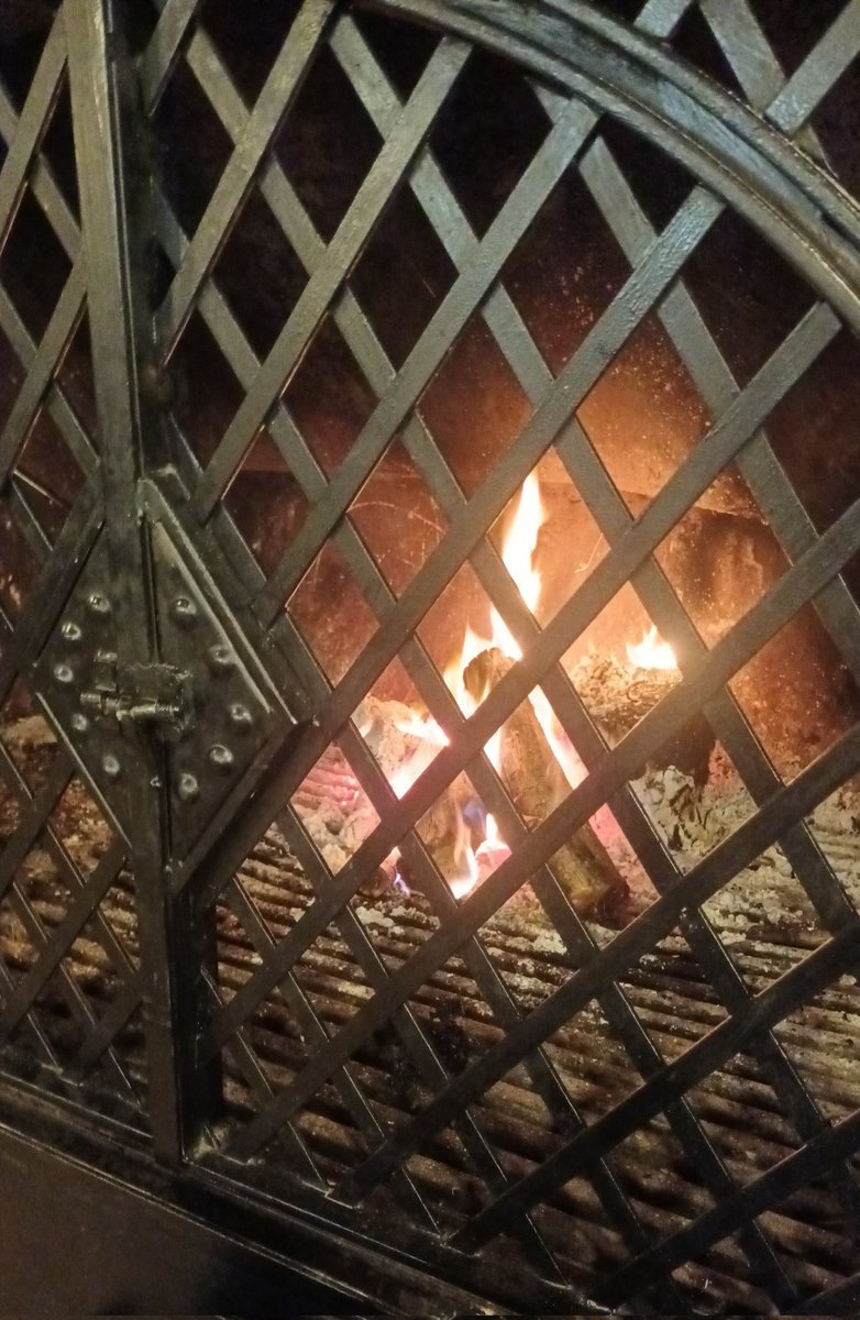 Valme_Garcia's tweet image. La tarde perfecta existe...y desde luego esta es una de ellas, con buena música de fondo y el crepitar del fuego. Feliz tarde de viernes! #Calidez 🎼🔥😍❤️