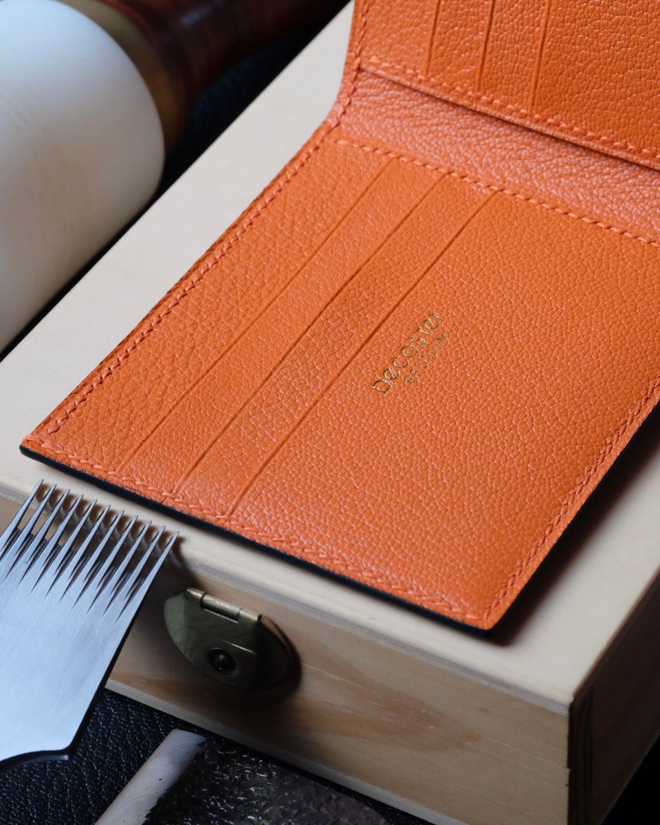 AtelierDecoster's tweet image. Portefeuille 30 en autruche gris anthracite, intérieur en chèvre orange, fil orange et peinture gris anthracite #atelierdecoster #decoster #artisan #handmade #handstiched #handmadeinbelgium #madeinbelgium #handmadewallet #bespokewallet #customwallet #handmadeleatherwallet