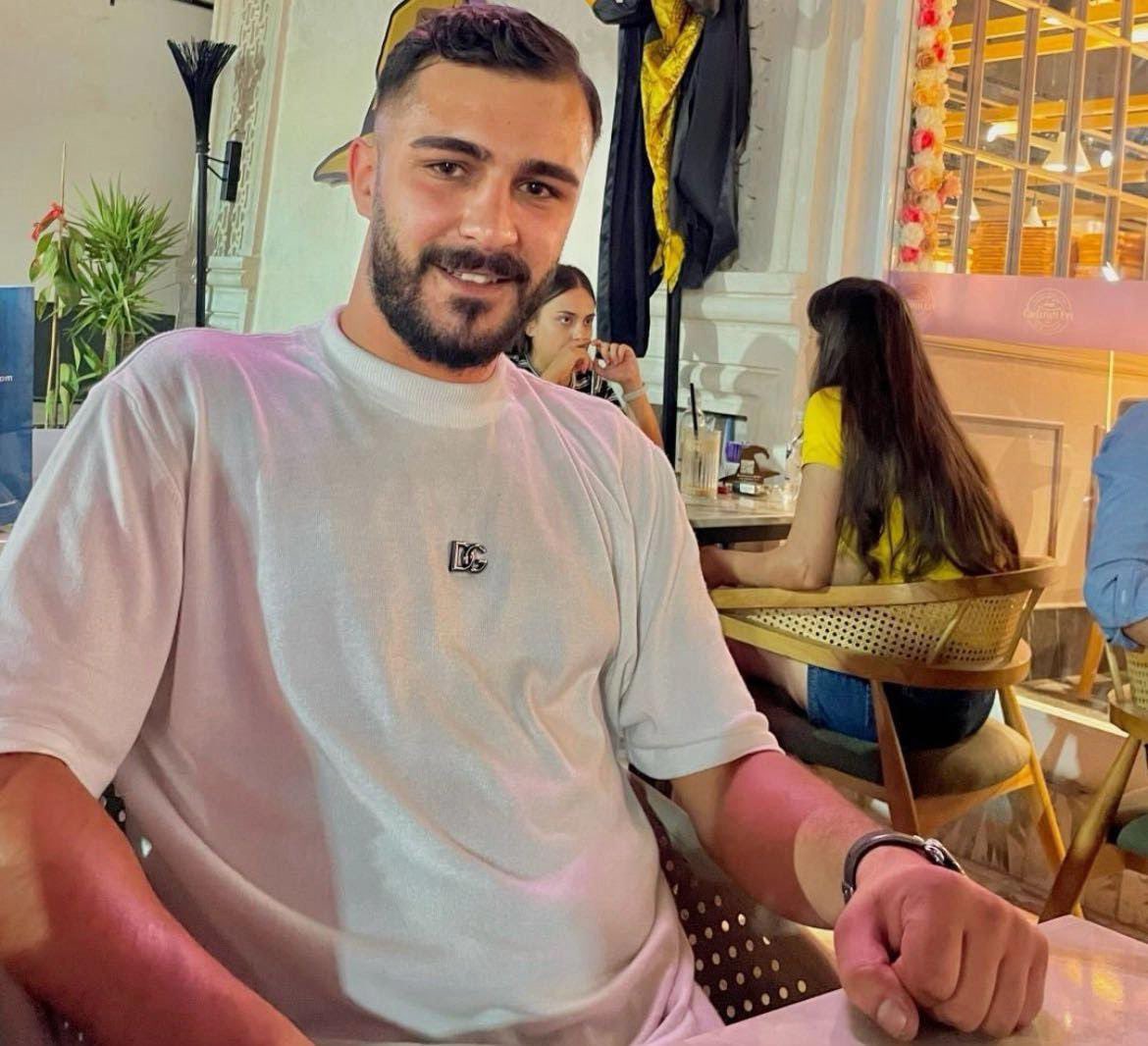 rojdaaltintas_'s tweet photo. 23 yaşındaki İstanbul 29 Mayıs Üniversitesi Hukuk Fakültesi öğrencisi Fırat Baraj, ailesini ziyaret etmek için İstanbul’dan Mardin Artuklu’ya gitti.

İddiaya göre, Fırat’ın öz kuzenleri S.B. ve İ.B., 21 Aralık akşamı “Gel konuşalım, aramızdaki husumeti çözelim” diyerek onu yanlarına çağırdı.

Fırat gitti.
Göğsüne isabet eden 5 kurşunla öldürüldü.

Olayın ardından şüpheliler hakkında soruşturma başlatıldı. Ancak günler geçmesine rağmen yakalanamadılar.
Firardalar.